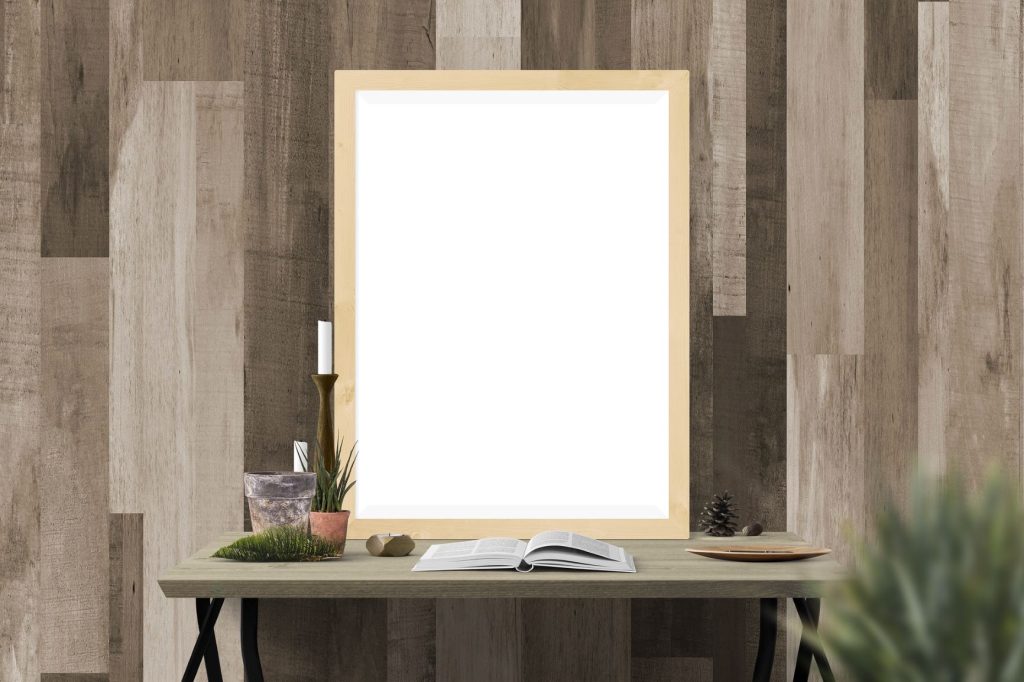Uma tela com moldura feita em MDF sobre uma mesa de madeira e, atrás, uma parede também de madeira. Diversos tipos de MDF no mesmo ambiente