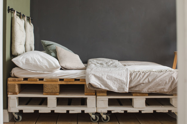Uma cama com estrutura de pallet.
