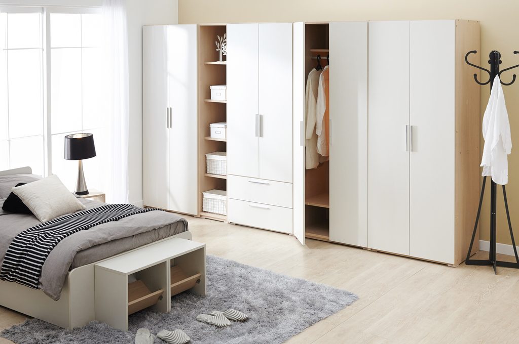 Um dos móveis multifuncionais, a cama armário, com abertura para guardar diversos objetos na parte de baixo e nas laterais.