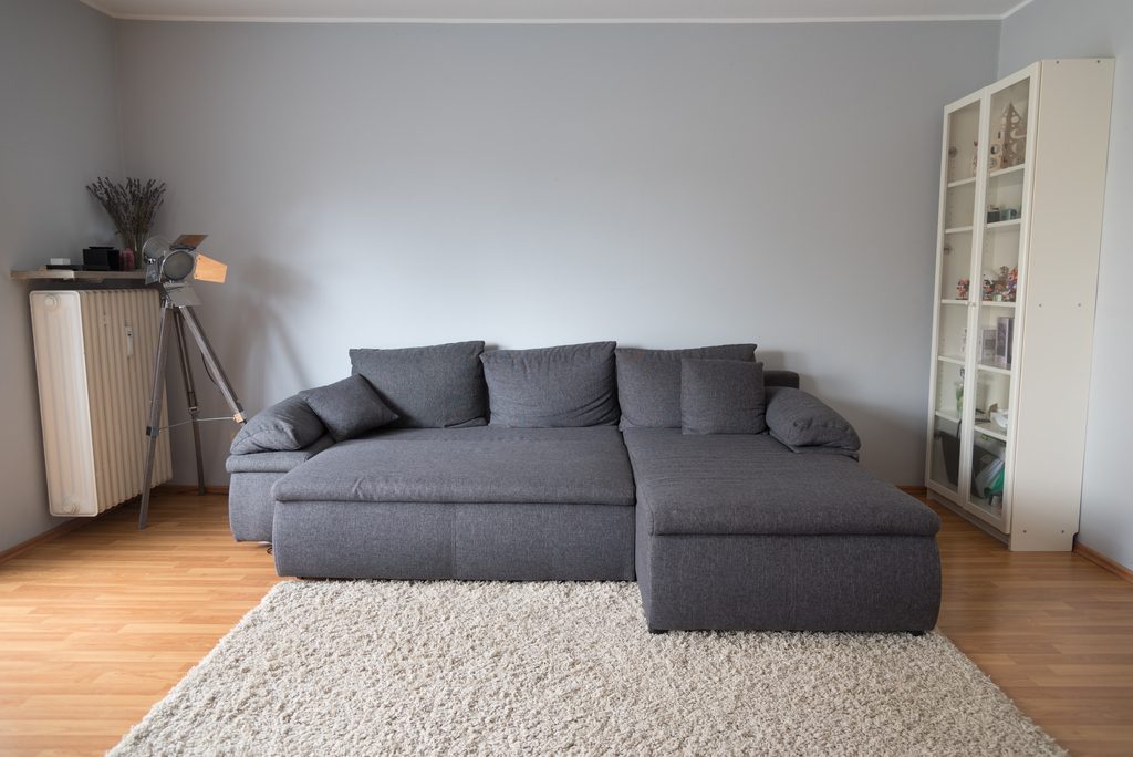 O sofá cama é um dos móveis multifuncionais mais comuns. Possui uma extensão do assento que o torna mais comprido, sendo possível utilizá-lo como uma cama.