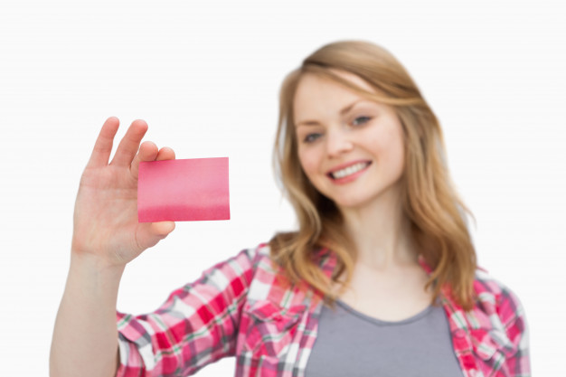 Na imagem, uma mulher apresenta um cartão fidelidade, uma das ideias de promoção para atrair clientes para a marcenaria.