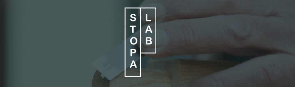 A imagem apresenta o logo da Stopa Lab, um dos collabs em São Paulo.