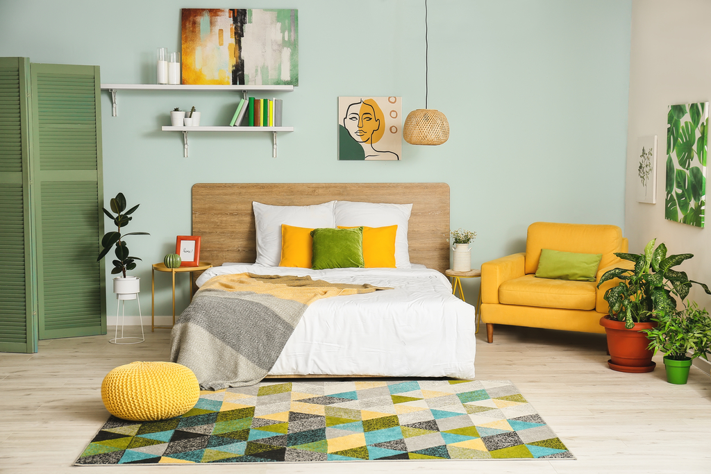 Combinação de cores na decoração de um quarto de casal alegre e vibrante.