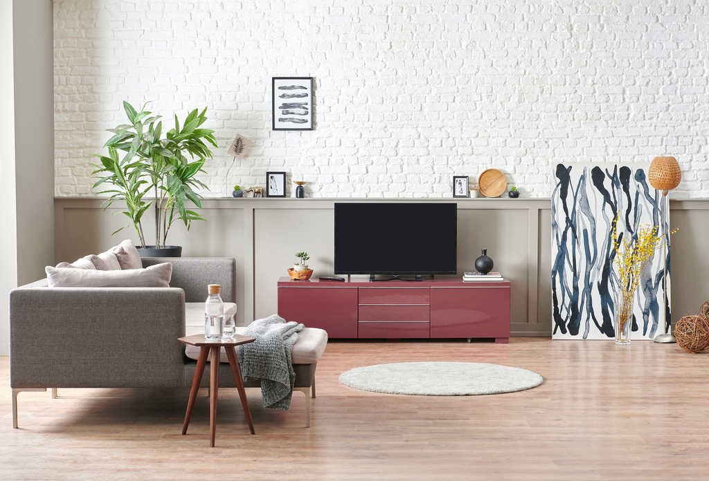 Rack de TV com cor na decoração de uma sala de estar de cores neutras.