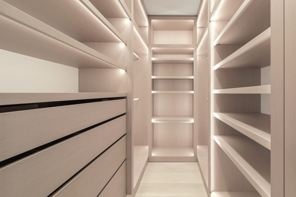 Mega Moveleiros - Iluminação de armários, estantes e closets: dicas  essenciais