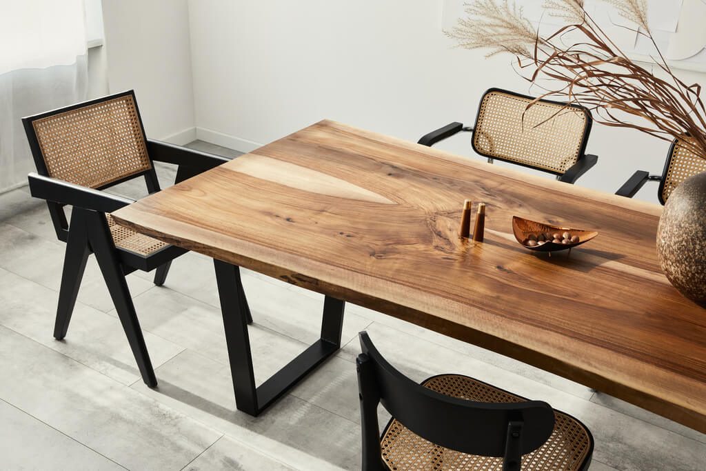 Mesa e cadeiras feitas de diferentes tipos de madeira para móveis.