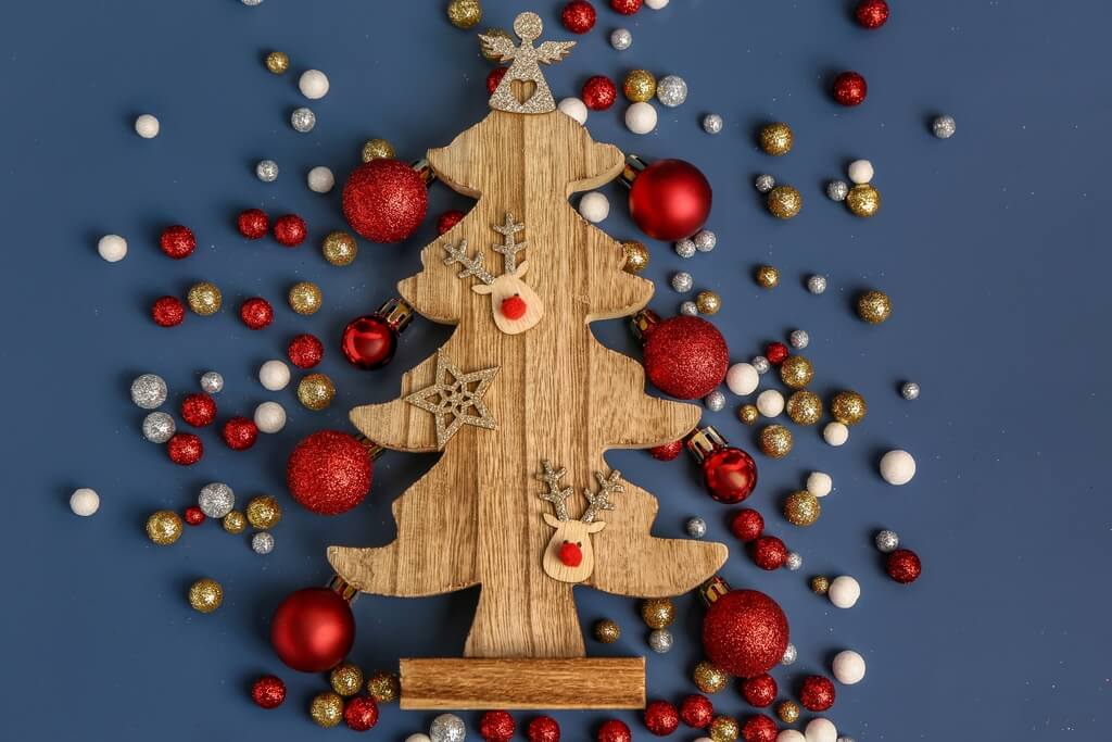 decoração de natal simples árvore de madeira com enfeites ideia DIY 