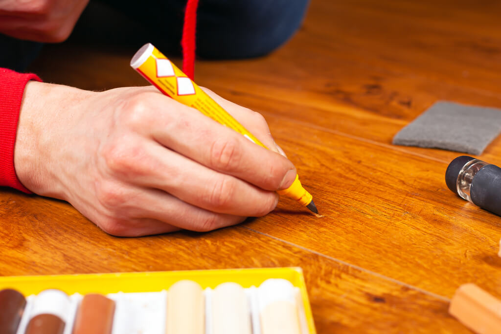 caneta tira risco para móveis de madeira plástico e outros